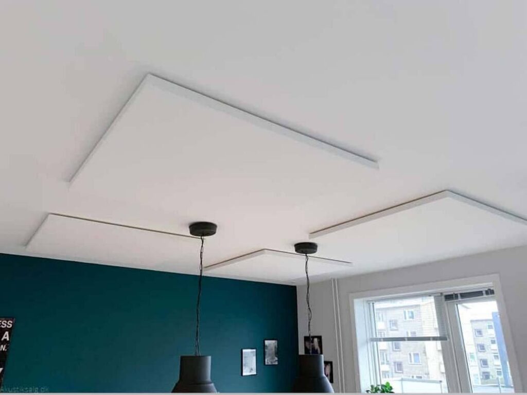 panneau acoustique plafond carré installé dans un salon moderne