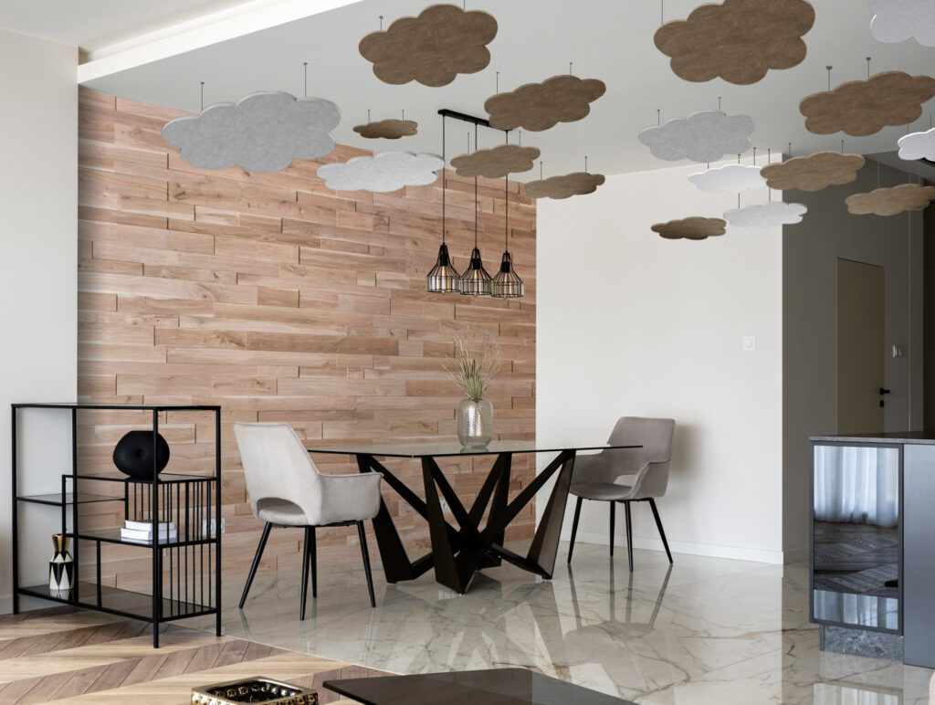 panneau acoustique plafond en forme de nuage suspendu dans un salon moderne