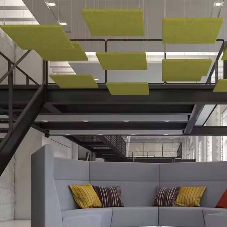 panneau acoustique plafond suspendu dans un bureau open space