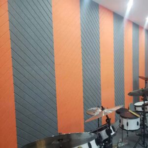 panneau antibruit Bilnora pour bureau en feutre extra dense dans une salle de batterie pour une isolation acoustique optimale