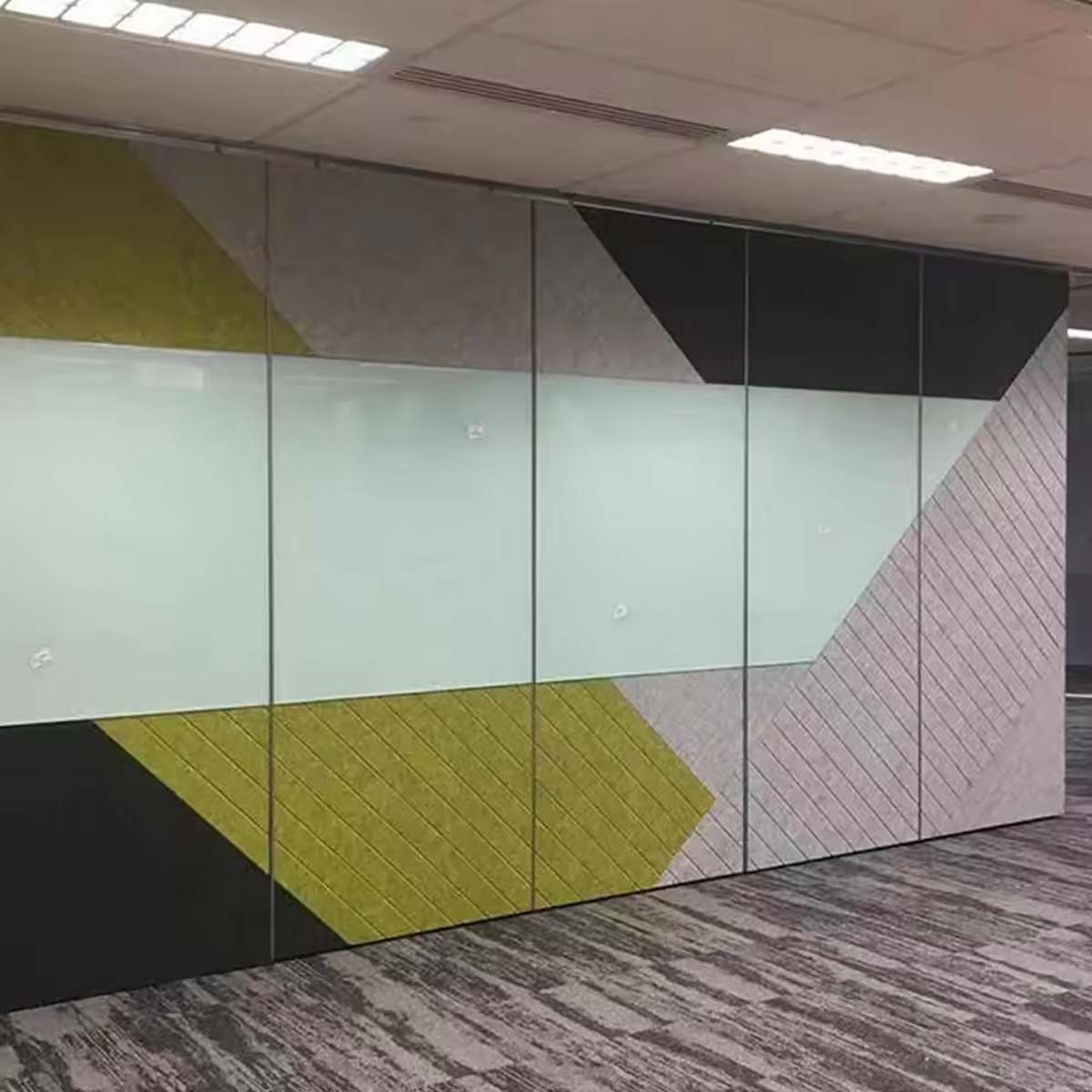 panneau antibruit dense pour bureau avec motif à rayures en différentes couleurs