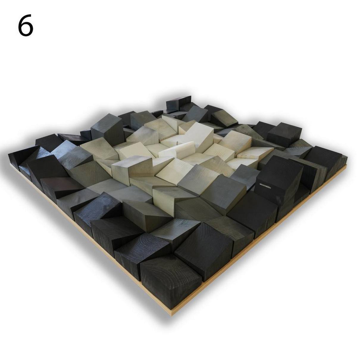 Panneau diffuseur d’art motif 6 présenté en vue plongeante, avec des blocs en bois noirs, gris et blanc cassé disposés en relief sur une base carrée, mettant en valeur la profondeur et la variation des angles.