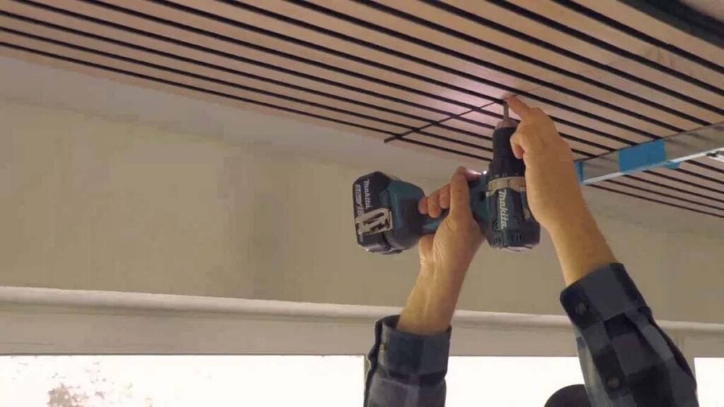 Montage par vissage d’un panneau phonique plafond en lamelles de bois