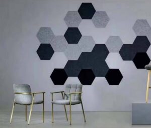 Panneaux acoustiques muraux hexagonaux installés en composition décorative