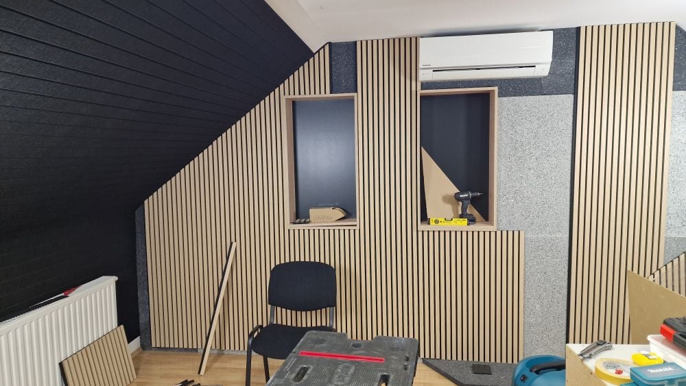 Installation de panneaux à lamelles de bois sur plafond mansardé