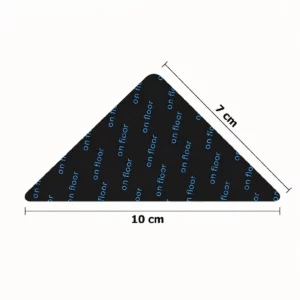patin-antiderapant-autocollant-pour-tapis-dimensions Patin antidérapant autocollant noir de forme triangulaire pour tapis, présenté avec ses dimensions de 10 cm de largeur et 7 cm de côté.