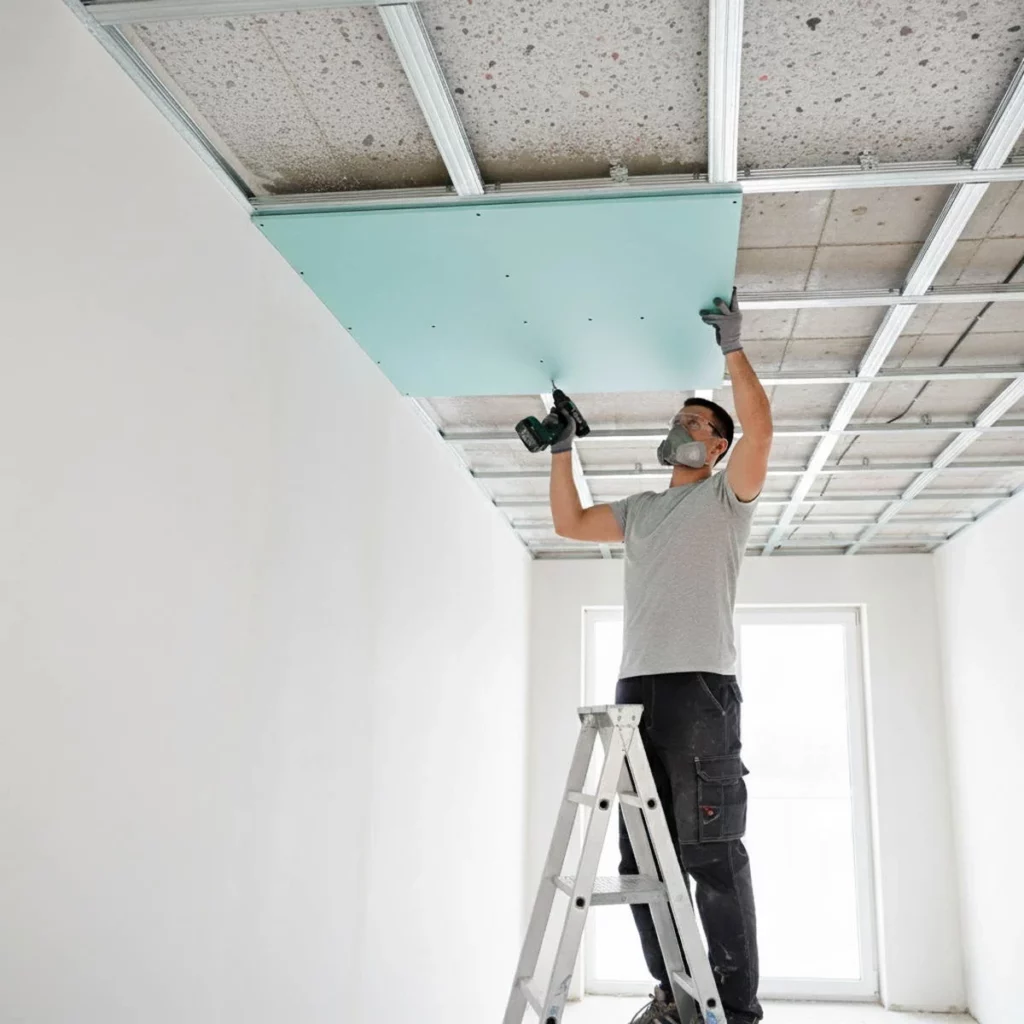 Rénovation acoustique de plafond avec structure métallique désolidarisée