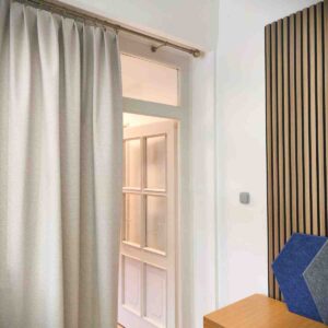 Rideau de porte thermique sur mesure : lequel choisir pour votre entrée ?