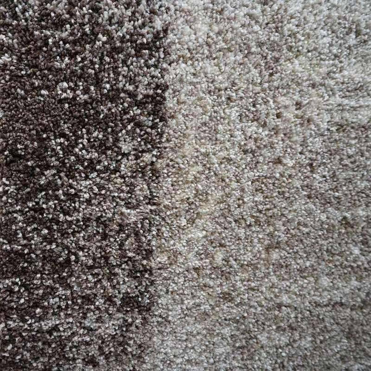 Gros plan du tapis acoustique Pure Tone beige montrant son motif nuancé, avec une transition entre des fibres brun foncé et des tons beige clair.