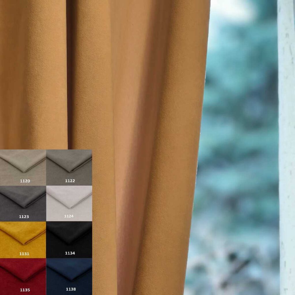Rideau acoustique Brazio jaune devant une fenêtre avec lumière naturelle