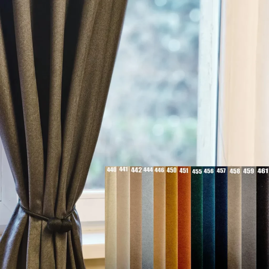 Rideau acoustique Forio devant une fenêtre avec nuancier de couleurs