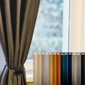 Rideau acoustique Forio devant une fenêtre avec nuancier de couleurs