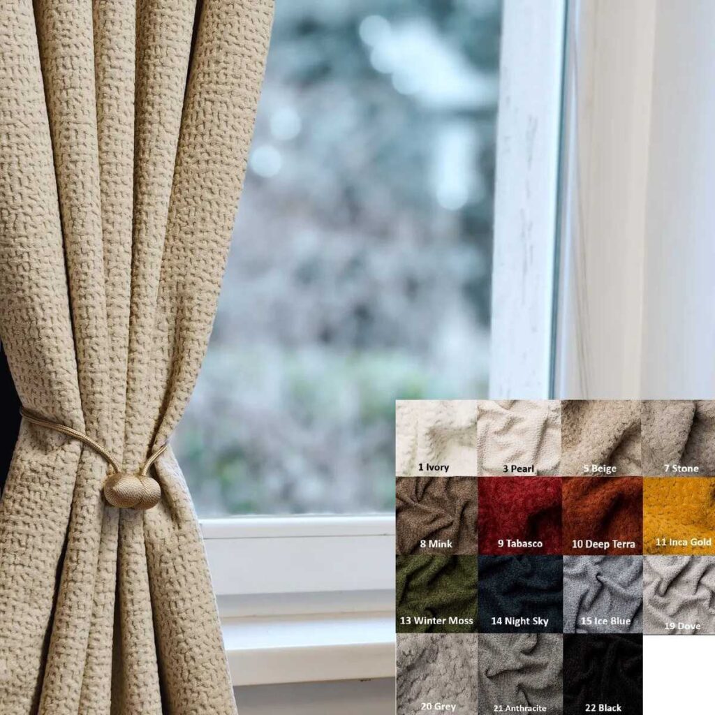Rideau acoustique Jaguar beige installé devant une fenêtre