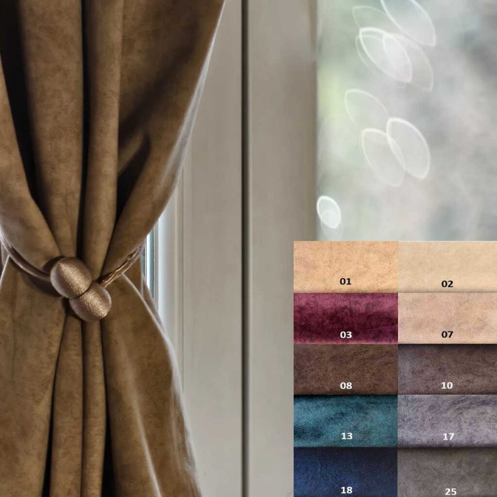 Rideau acoustique marron attaché près d’une fenêtre avec aperçu des coloris disponibles