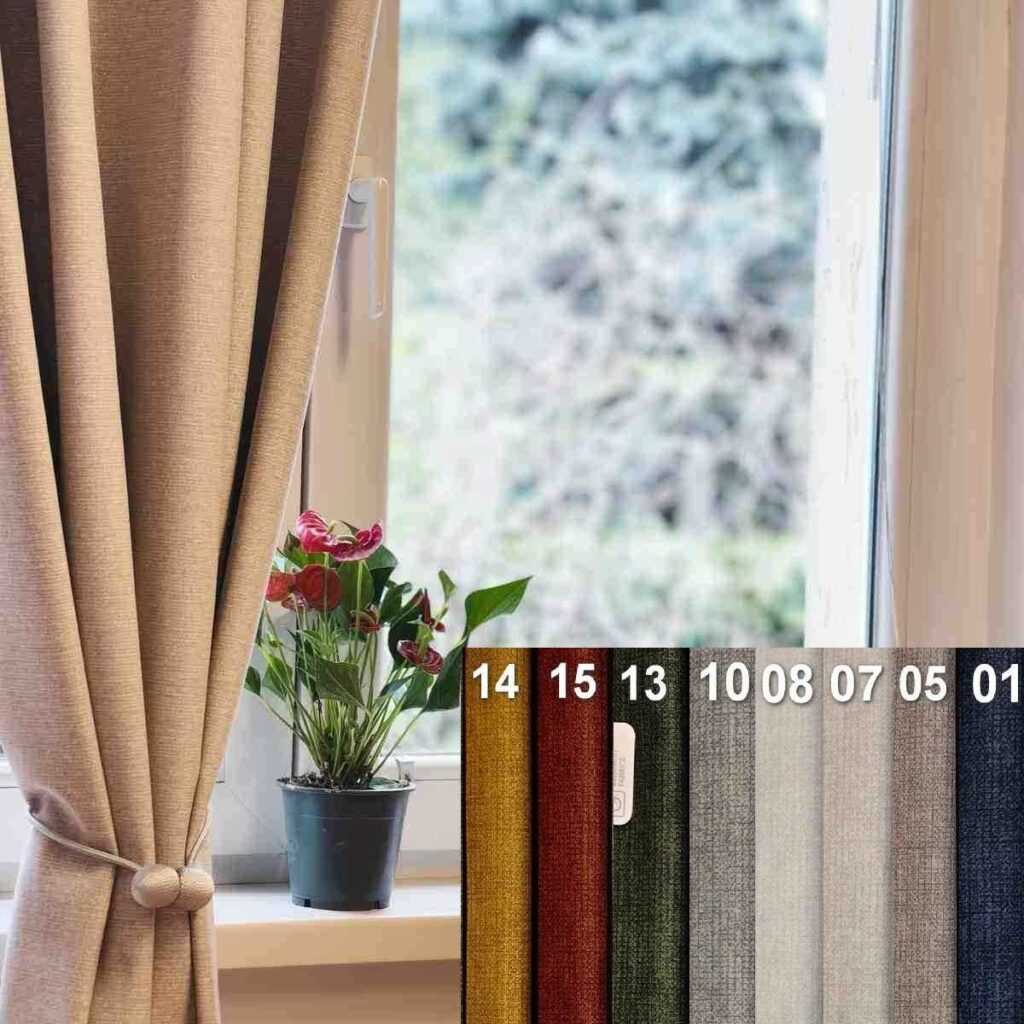 Rideau acoustique Ross devant une fenêtre avec échantillons de couleurs disponibles