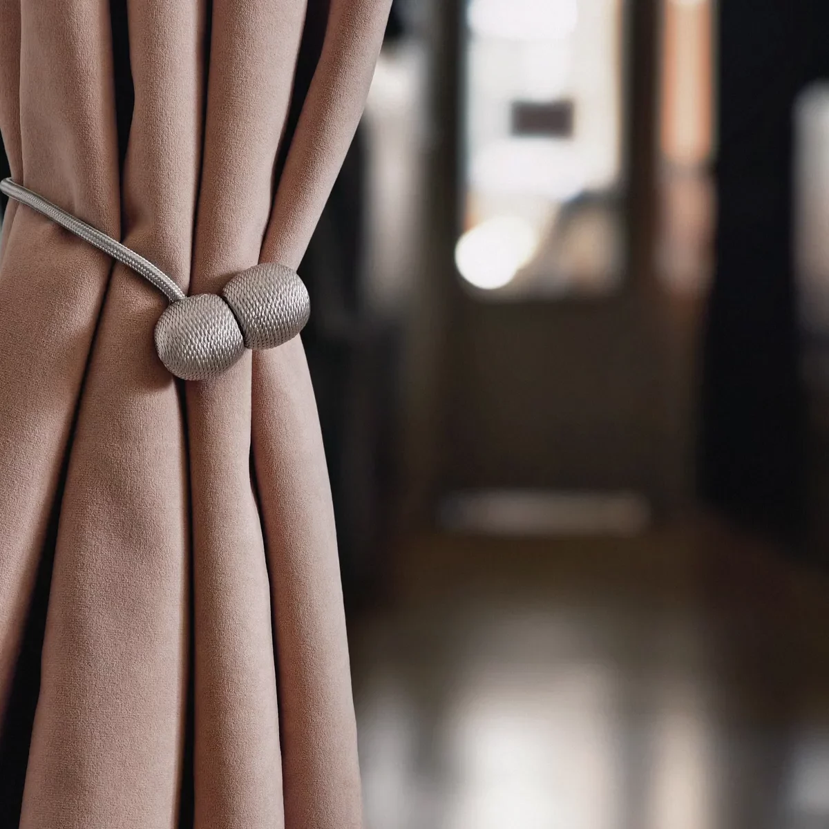 Rideau Brazio velours beige avec embrasse décorative