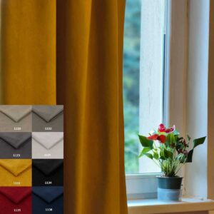 Rideau thermique Brazio velours jaune près d’une fenêtre