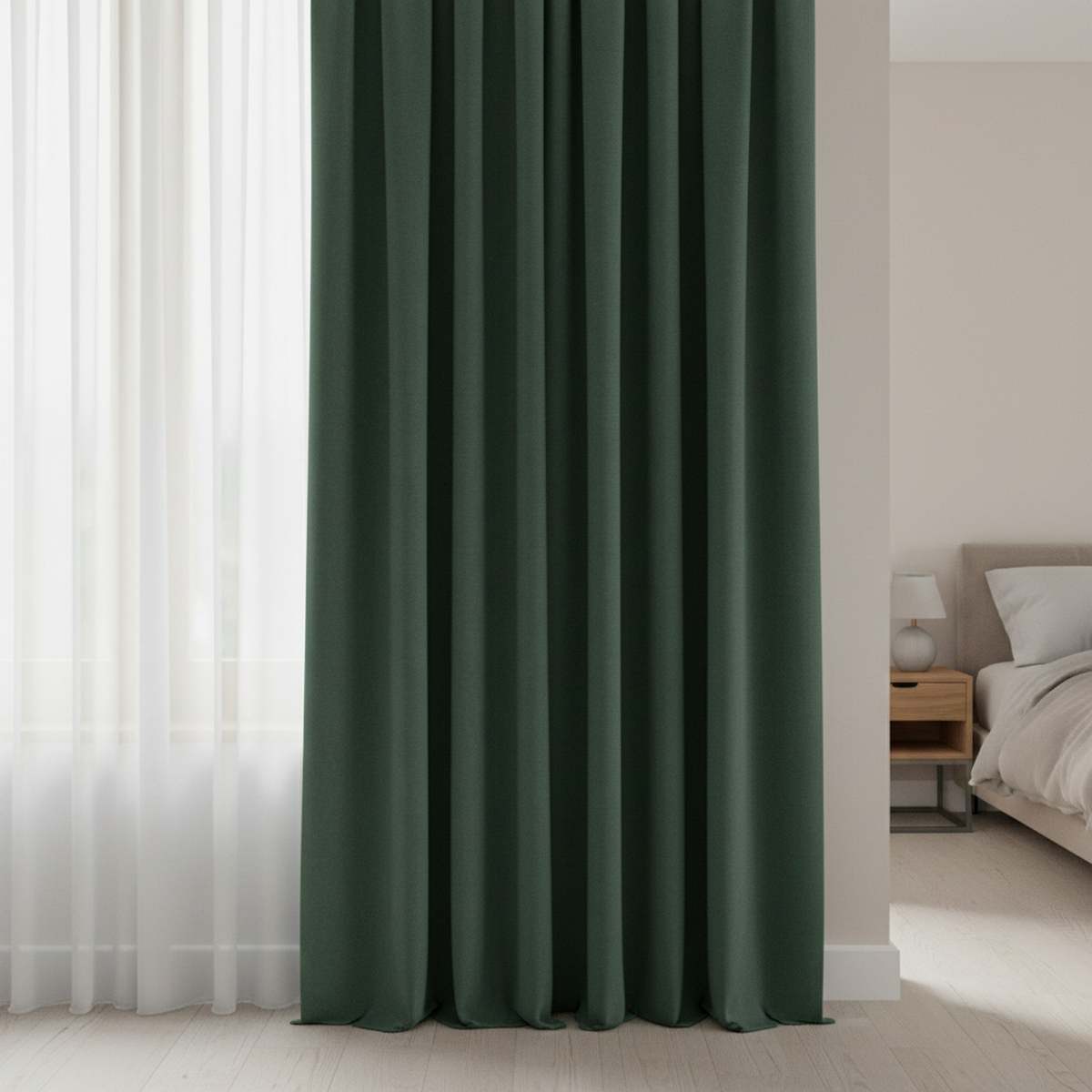 Rideau thermique Brazio en velours vert dans une chambre