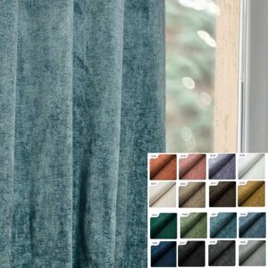 Rideau thermique chenille Miu turquoise en gros plan près d’une fenêtre
