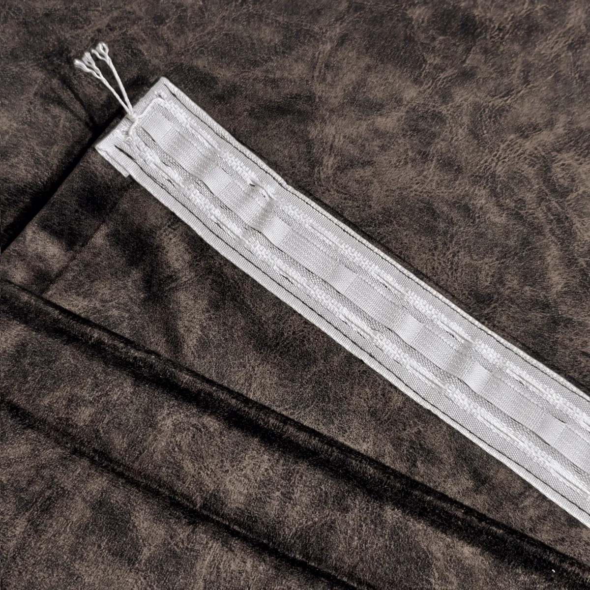 Rideau en velours avec ruban fronceur et système de suspension illustration