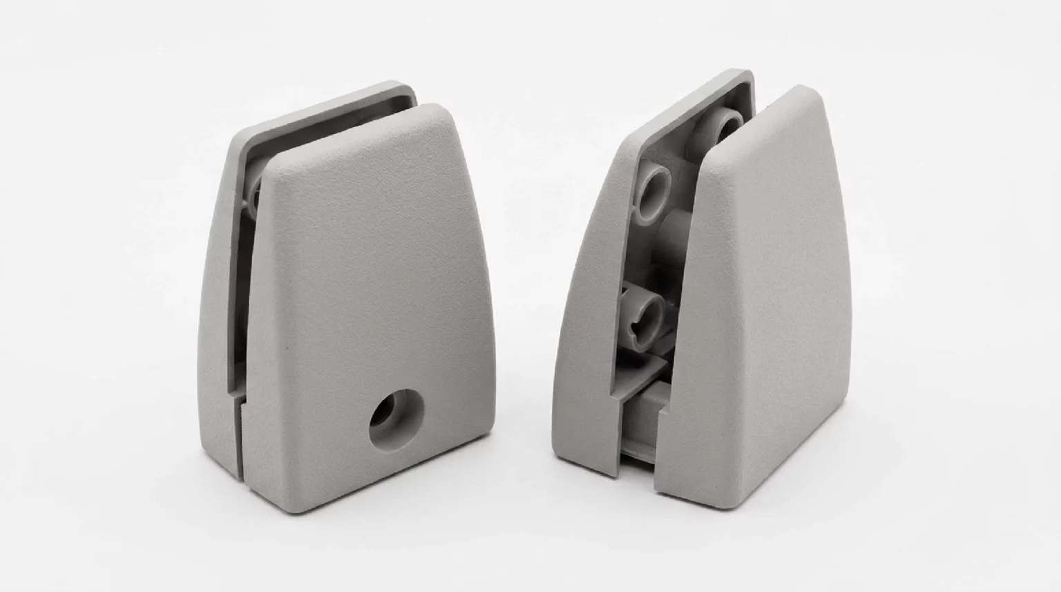 Support Flat Clip pour cloison de bureau Bilnora, présenté sous plusieurs angles afin de montrer le système de fixation, le mécanisme de serrage et sa conception compacte pour les panneaux de bureau.