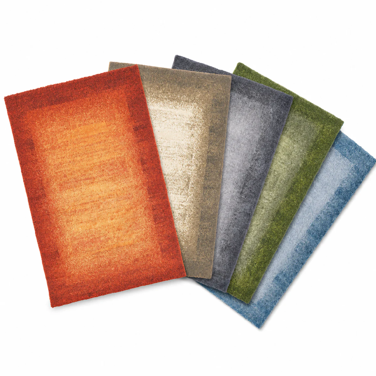 Collection de tapis acoustiques Pure Tone présentés en éventail, avec différentes variantes en terracotta, beige, gris, vert et bleu, chacune caractérisée par un dégradé du centre clair vers des bordures plus soutenues.