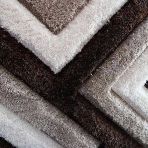 tapis-insonorisant-professional-calm-sharp-3d-detail-texture Gros plan sur les fibres longues et le motif géométrique en relief du tapis acoustique Professional Calm Sharp 3D, révélant le contraste des couleurs et la douceur de la surface.