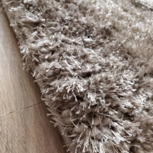 tapis-insonorisant-professional-calm-terre-detail-fibres Gros plan sur les fibres longues et denses du tapis acoustique Professional Calm Terre, révélant une texture moelleuse, un aspect soyeux et une finition haut de gamme.