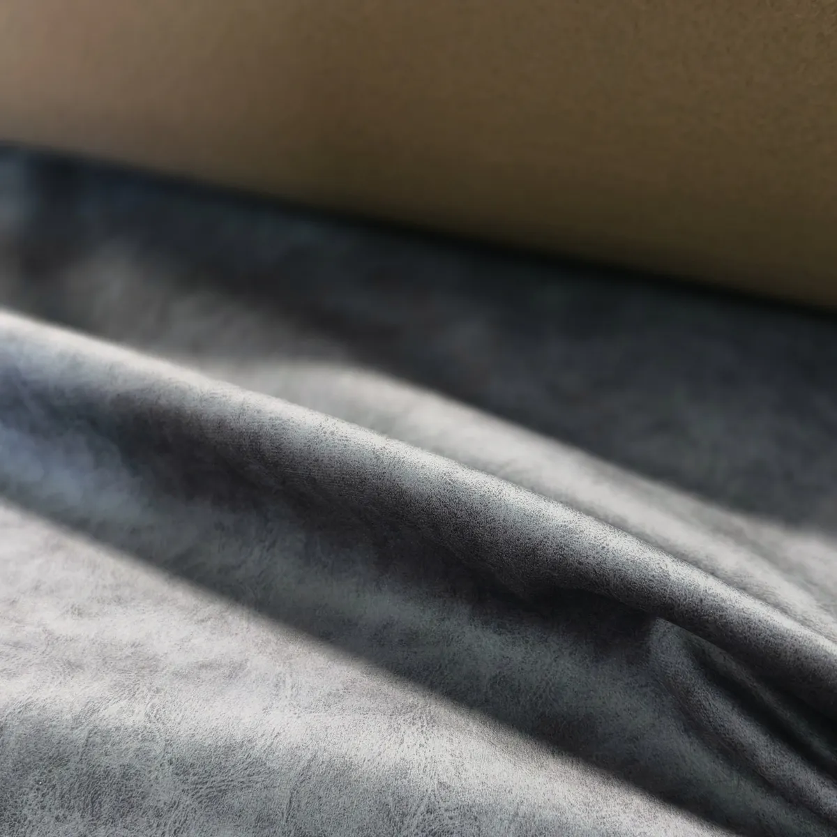 Tissu isolant thermique Ditto Velvet gris en détail